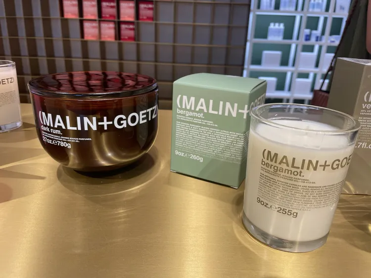 限量蘭姆酒巨型蠟燭（左）780g／5200元、佛手柑香氛蠟燭（右）255g／2000元。張家玲攝