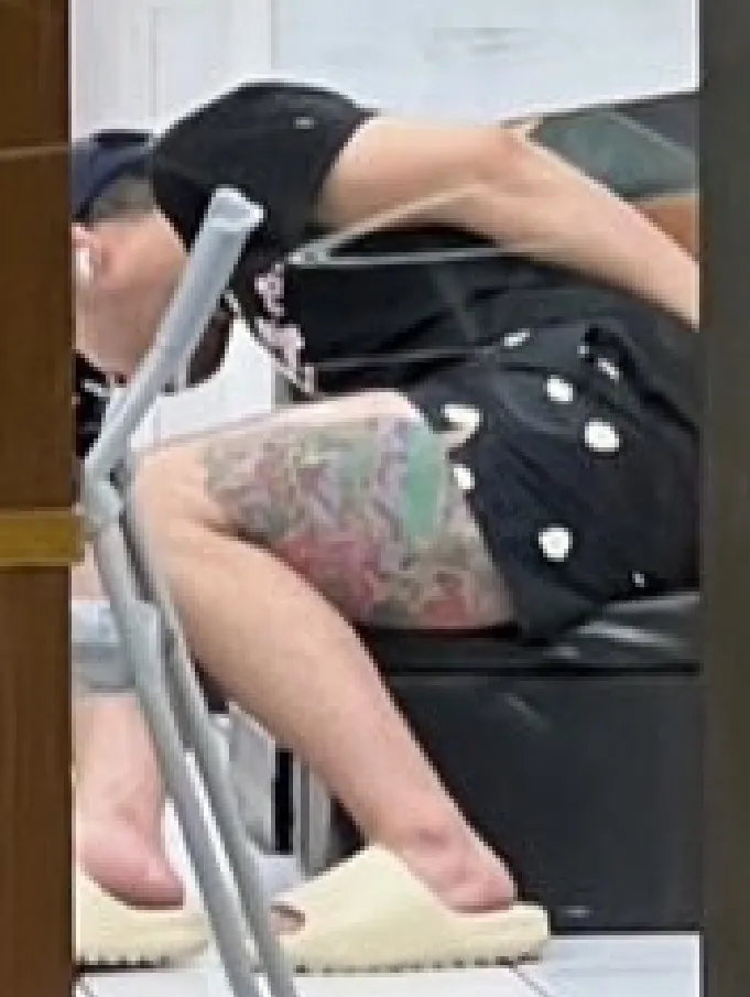 偷車的阮男在車內抽菸吃檳榔。民眾提供