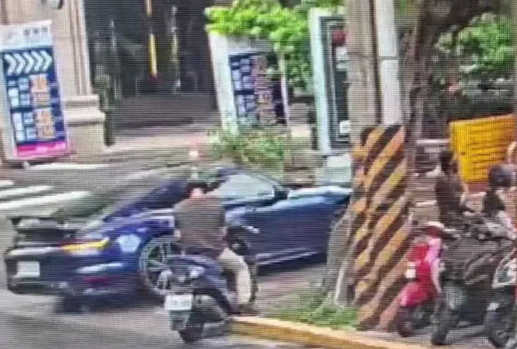 阮開著保時捷上路前往大直薇閣。翻攝畫面