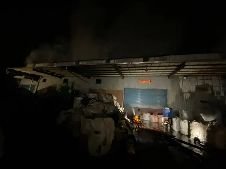 消防隊於一個多小時將火勢撲滅，燒焦臭味連遠在林口台地的居民都聞得到。翻攝畫面