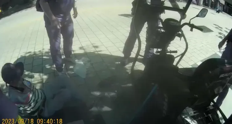 老翁先在樹蔭處休息等待救護車。翻攝畫面