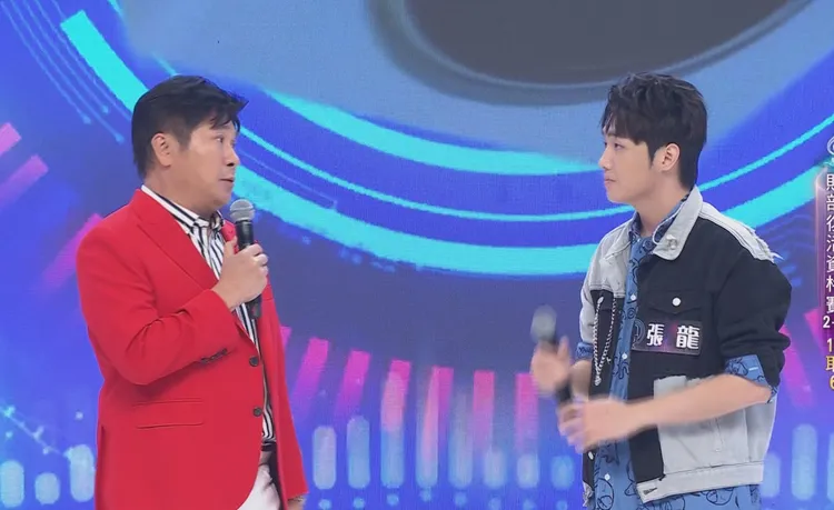 胡瓜（左）不點破，要選手張龍放輕鬆，不要患得患失。民視提供