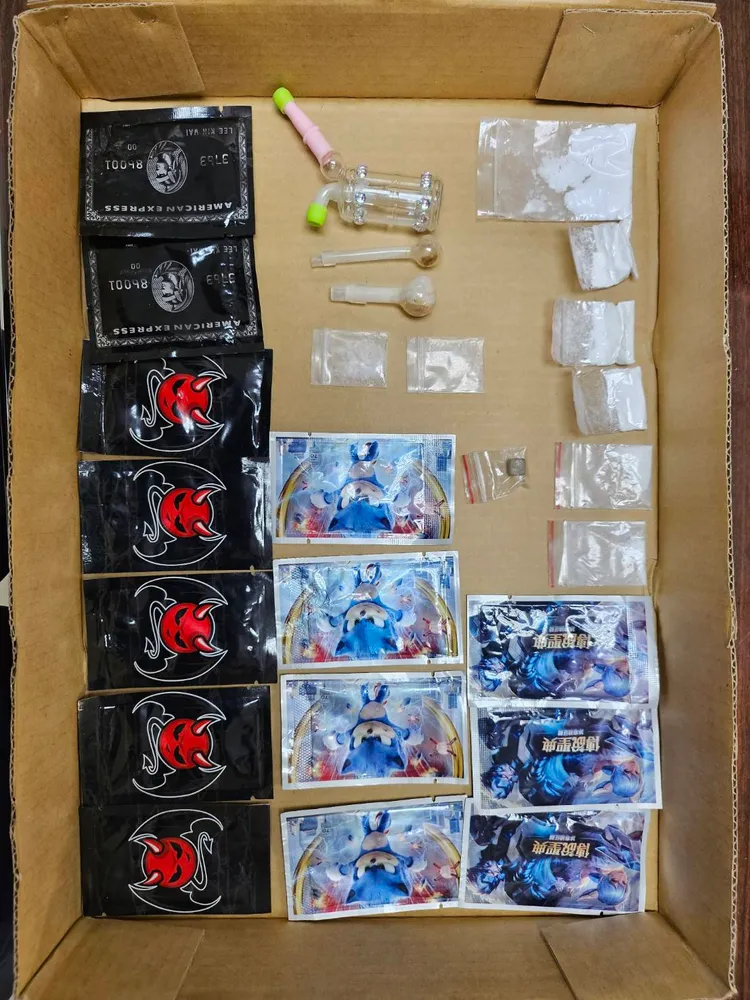 警方搜出海洛因等多樣毒品與吸食器，正擴大追查來源。翻攝畫面