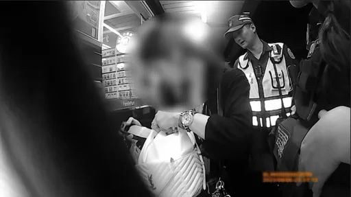 時髦女深夜超商前徘徊引警盤查 「1物品」露餡查獲名牌包藏毒