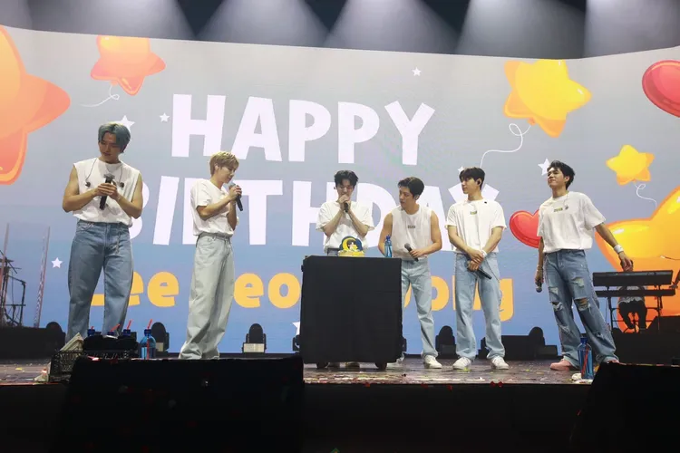 金聖圭（左二）笑認INFINITE撒謊，聯手騙李成種（左三）沒準備為他慶生。讀者提供