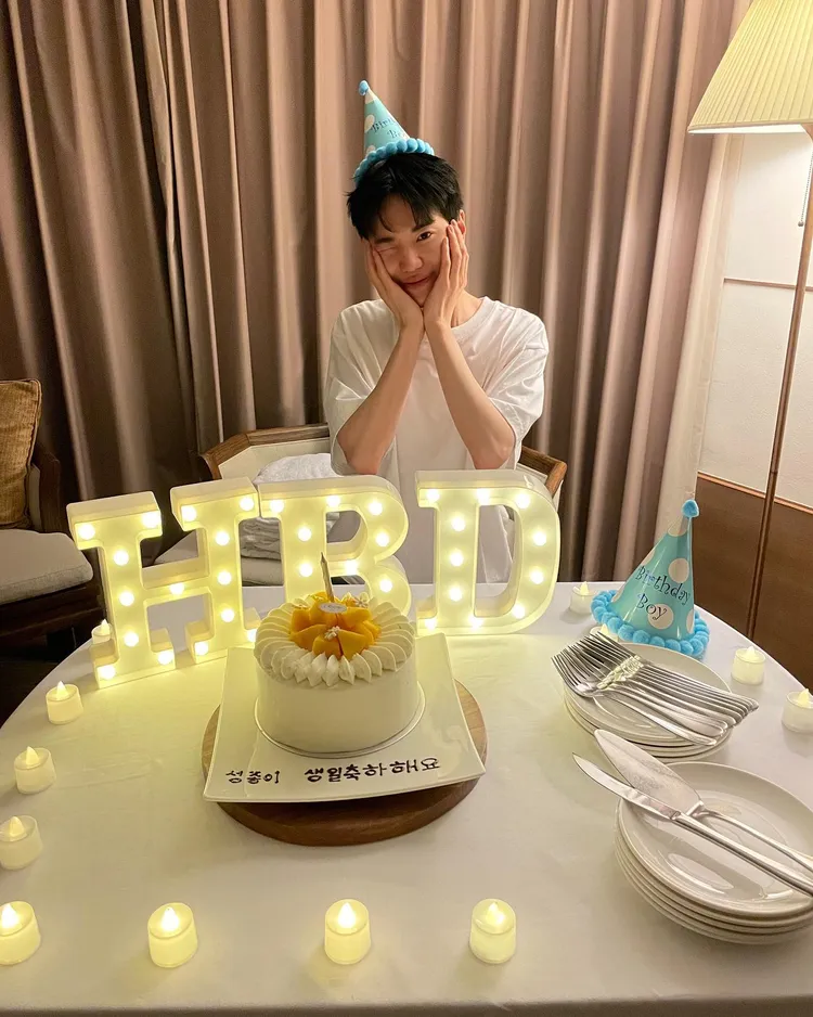 INFINITE昨晚在飯店搶先幫李成種慶生。翻攝李成種IG