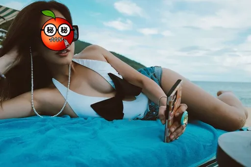 女星嫁醫師生2子 海邊大解放「露半球」!泳裝深V到肚臍辣爆了