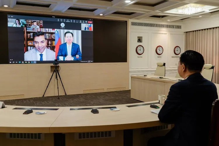 吳釗燮接受外交政策雙月刊總編輯暨「外交政策現場」（FP_Live）網站節目主持人Ravi Agrawal視訊專訪。外交部提供