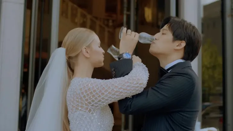 新人喝交杯。翻攝Mr.Yes YouTube