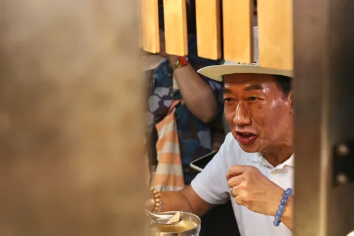 侯友宜端牛肉!拋老人健保免費 郭台銘:我會提出更好的建議