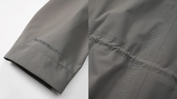 服裝上的Waterproof+防水標誌（左圖）與品牌發源地座標（右圖）。品牌提供