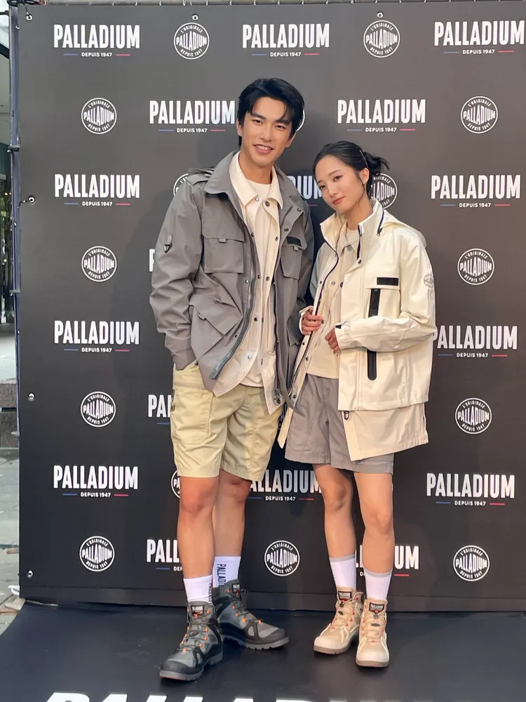 曾敬驊（左）與韓寧演繹PALLADIUM防水⁺膠囊系列服飾。張家玲攝