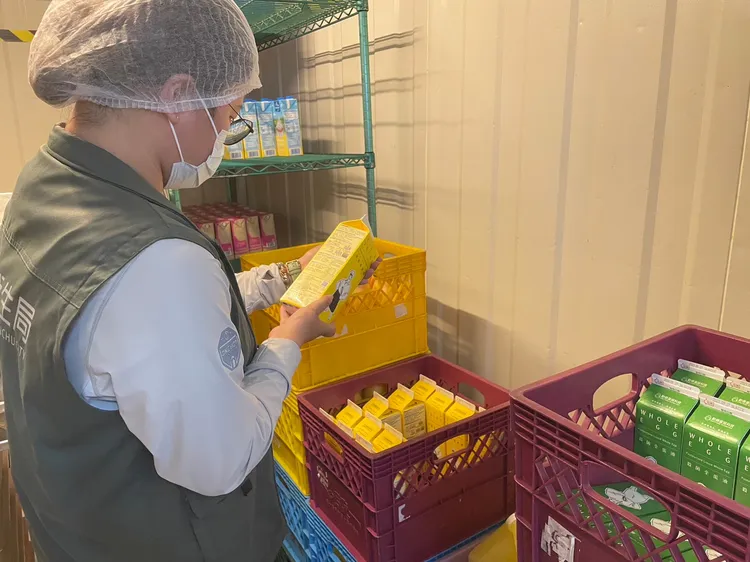 稽查液蛋。新竹市府提供