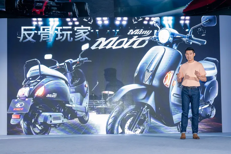 Many Moto「反骨玩家」在經典不敗的Many系列基礎上，搭載頭燈與環形定位燈一體成型的LED魚眼大燈，以碳纖維紋路飾板與Moto專屬銘牌彰顯叛逆個性。原廠照片