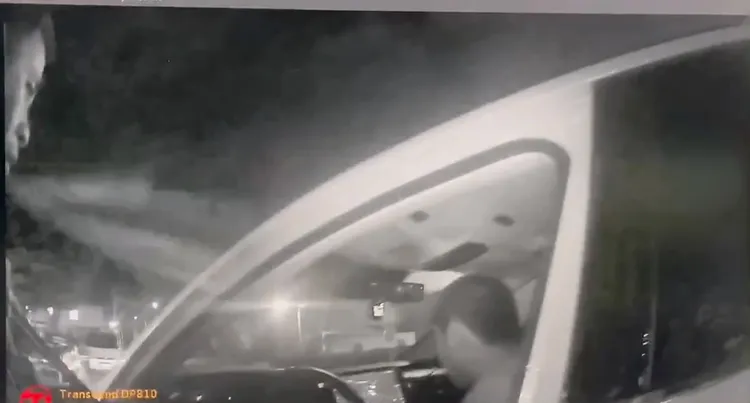 陳男酒駕昏睡駕駛座險釀事故，打開車窗還向警方抱怨「把我玻璃都打破了」。民眾提供