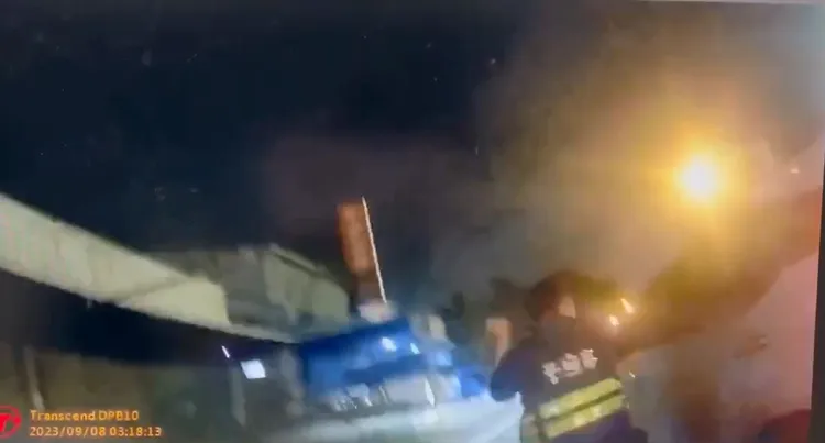 警方以警棍打破車窗。民眾提供