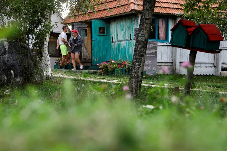 參賽者起身上廁所。路透社