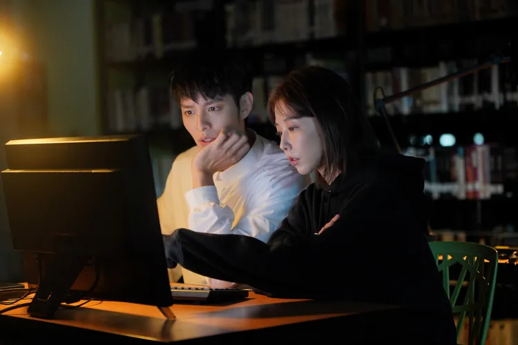 邵雨薇（右）和曹佑寧穿越到「M世界」後，想努力找到回去原本世界的方式。CJ ENM HK提供