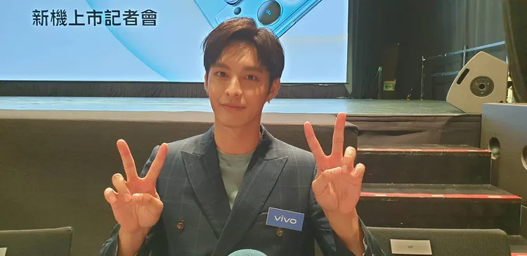 曹佑寧今年入圍金鐘獎，比出勝利手勢，坦言想拿獎。張瑞振攝