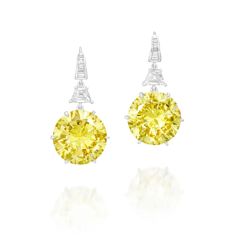 一對9.69克拉和9.71克拉濃彩黃色鑽石配鑽石吊耳環，估價約1344萬至1793萬元台幣。富藝斯提供