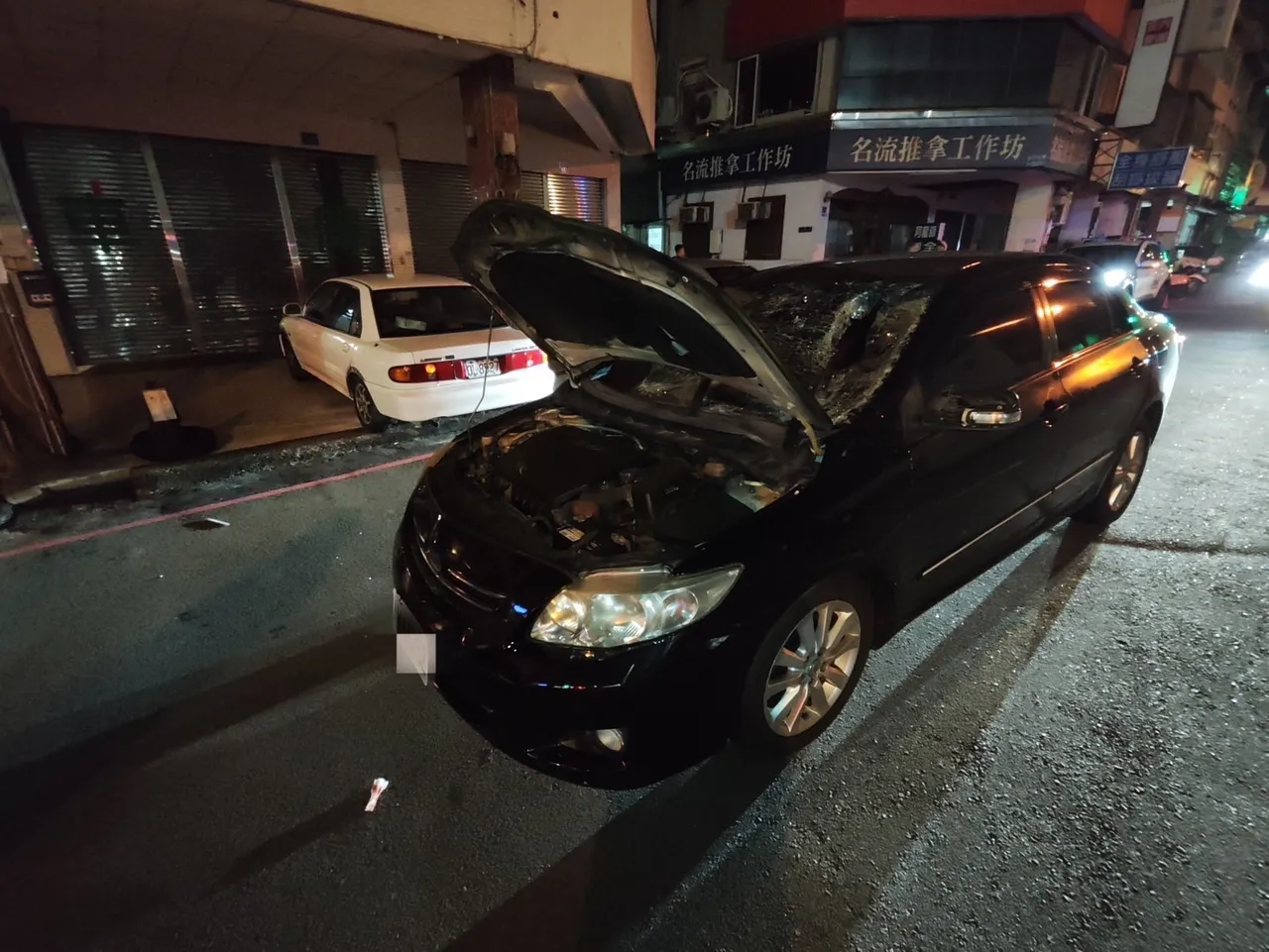 轎車引擎蓋也被撞得變形。民眾提供