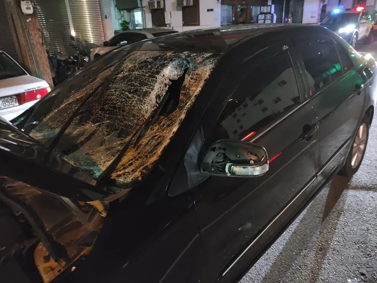 轎車前擋風玻璃嚴重受損，被撞出一個大洞。民眾提供