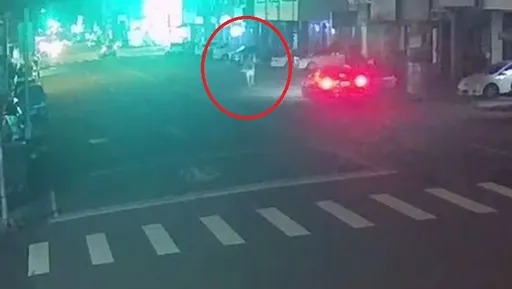 旁邊就有斑馬線 行人違規穿越馬路慘遭撞飛!全身骨折搶救中