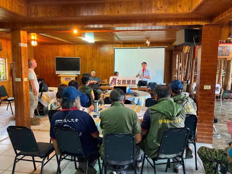 嘉義分署頒發臺灣黑熊生態給付獎勵金。嘉義分署提供