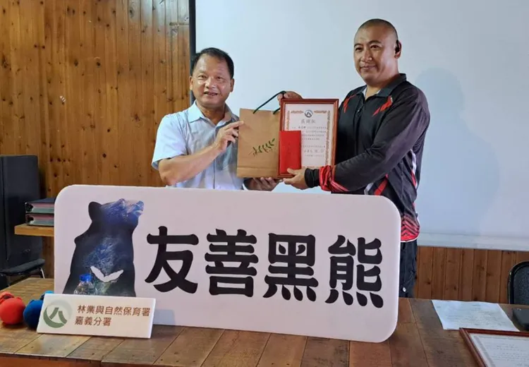 嘉義分署副分署長李定忠(左)感謝獵人守護黑熊。嘉義分署提供