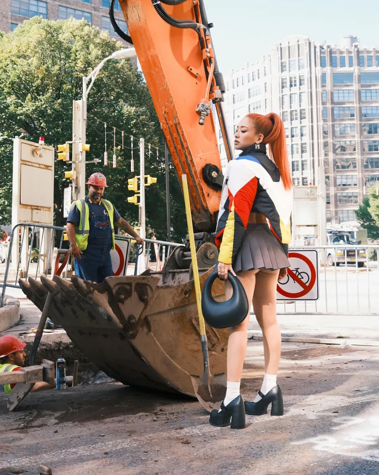 鬼鬼露出屁股蛋辣翻天。翻攝吳映潔臉書