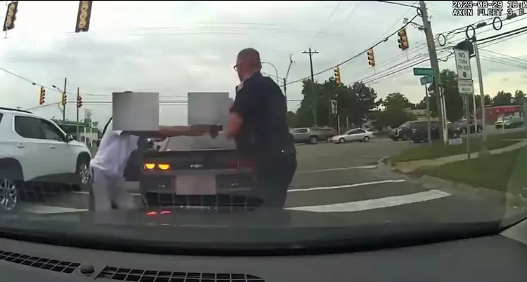 車上男子試圖阻止費瑟，遭費瑟制止。翻攝警方畫面