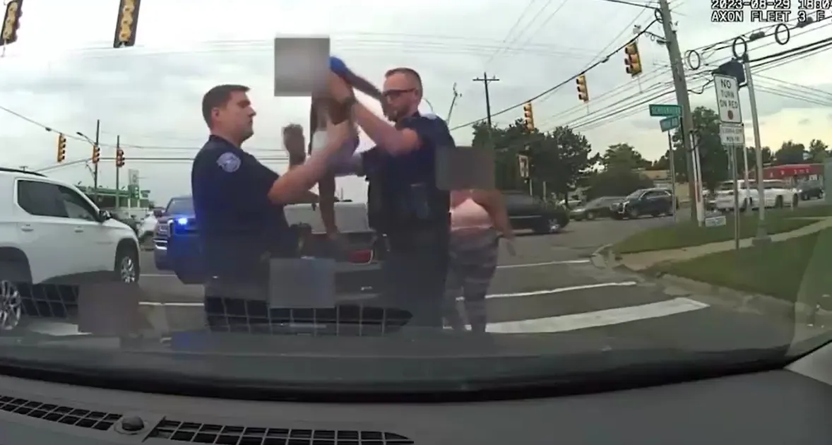 宝宝恢复呼吸后，由救护车送往医院。翻摄警方画面