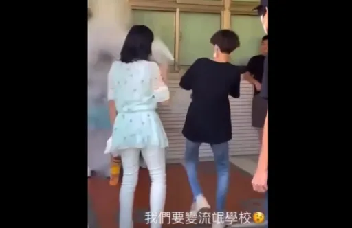 北市某高職學長拿這支狂噴學弟　19人送醫！亂鬥畫面曝光