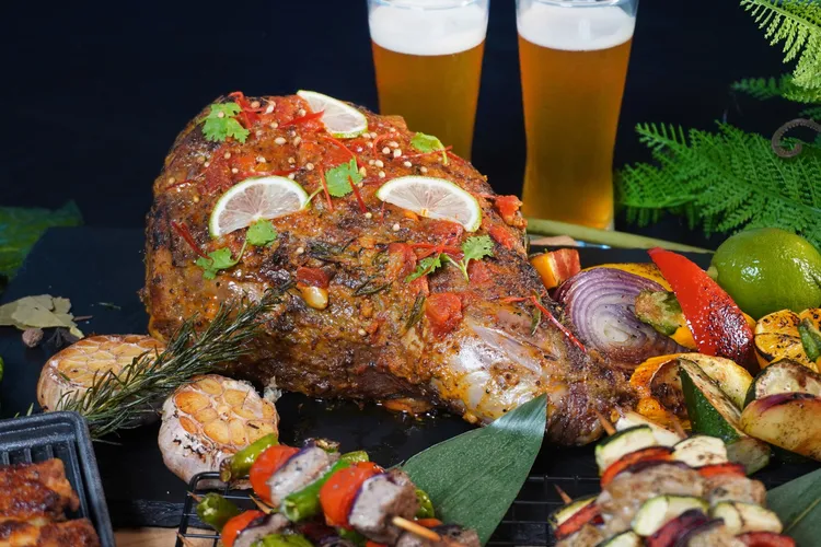 中秋節連假到長榮鳳凰酒店(礁溪)桂冠自助餐廳用晚餐，即可自由享用中秋燒烤盛宴，品嚐主廚特製的法式爐烤羊腿。業者提供