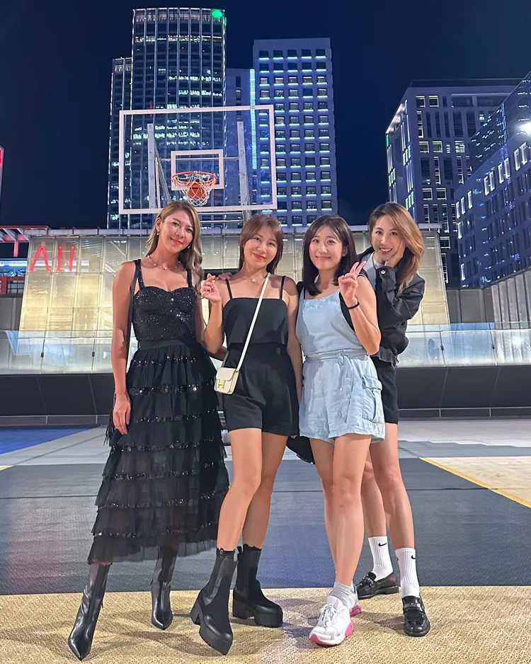 佩甄拋下老公揪友看猛男秀。翻攝佩甄臉書