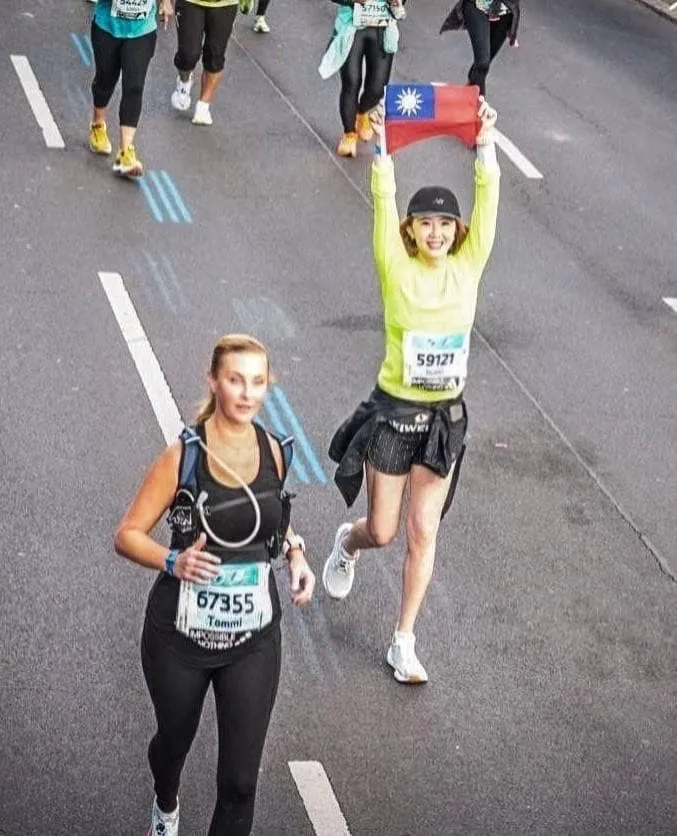 女星謝忻高舉國旗跨過柏林馬終點線。翻攝謝忻臉書