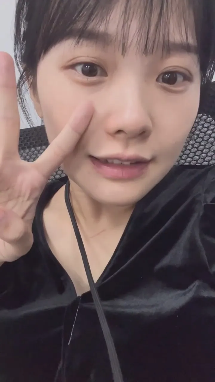 小黃老師自拍素顏特寫，正面對決酸民。翻攝自臉書