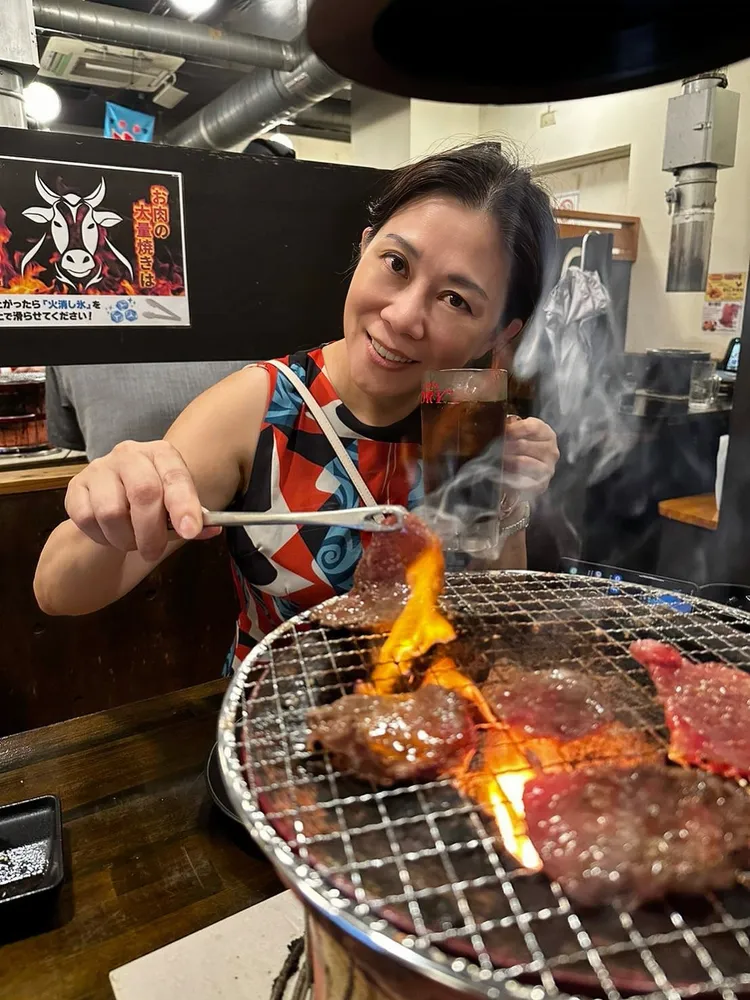 小彤在沖繩開心吃燒烤。馬可孛羅公關提供