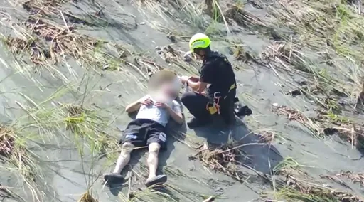 衝動哥賭輸錢丟手機出氣　想撿回慘墜20米大橋「還靠它救命」