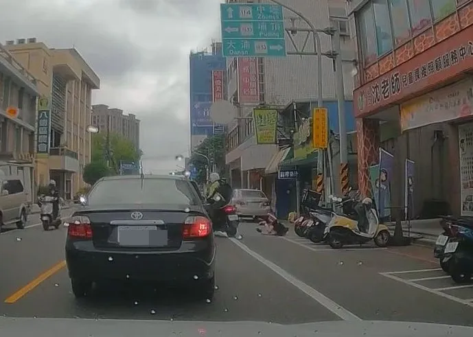 騎士和女學生雙雙倒地。翻攝畫面