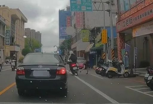 女學生搶快奔跑穿越雙向車道　直行騎士閃避不及雙雙摔飛在地