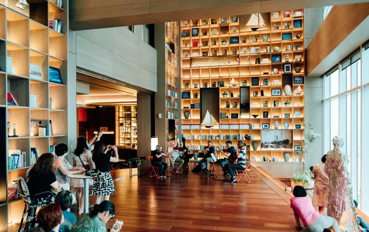 小提琴家胡乃元在飯店團練，像是一場快閃音樂會。翻攝畫面