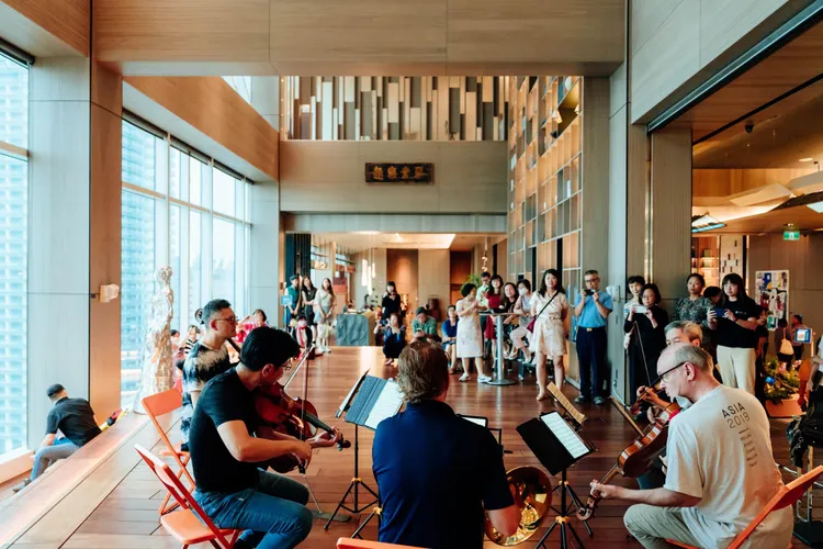 小提琴家胡乃元在飯店團練，像是一場快閃音樂會。翻攝畫面