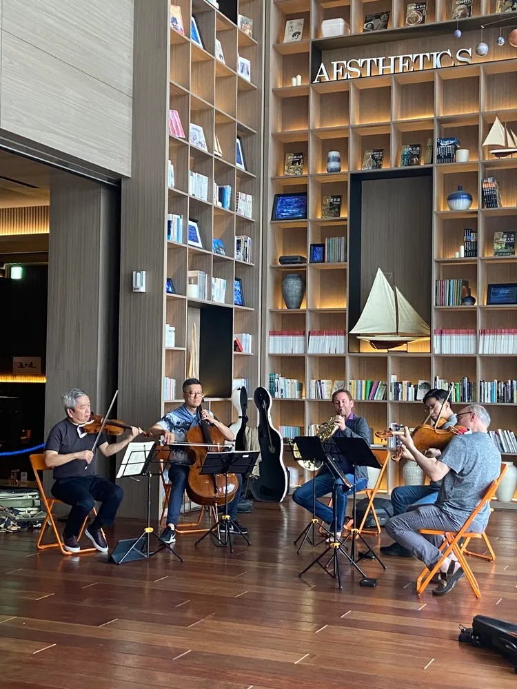 小提琴家胡乃元在飯店團練，像是一場快閃音樂會。翻攝畫面