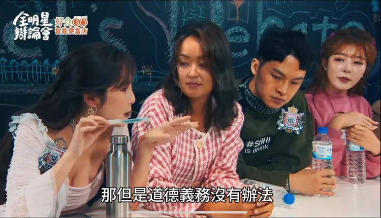 凱莉（左二）的視線停留朱琦郁胸前超有戲。翻攝自臉書「凱莉蹲下去」