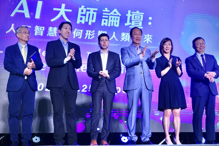 鴻海創辦人郭台銘、執行長郭曉玲與AI論壇講者在台上合影。林林攝