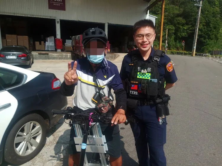 警員陪同老翁安然抵平地。龜山警分局提供