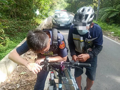 老翁騎車下坡煞車突失靈 龜山警暖即時救援