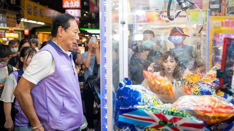 圖為陳家頤之前和郭台銘一起跑夜市行程。翻攝自陳家頤臉書