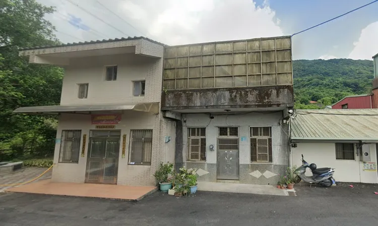 有網友指出，賴清德在新北萬里的老家（左邊房屋）為違建。翻攝自google map